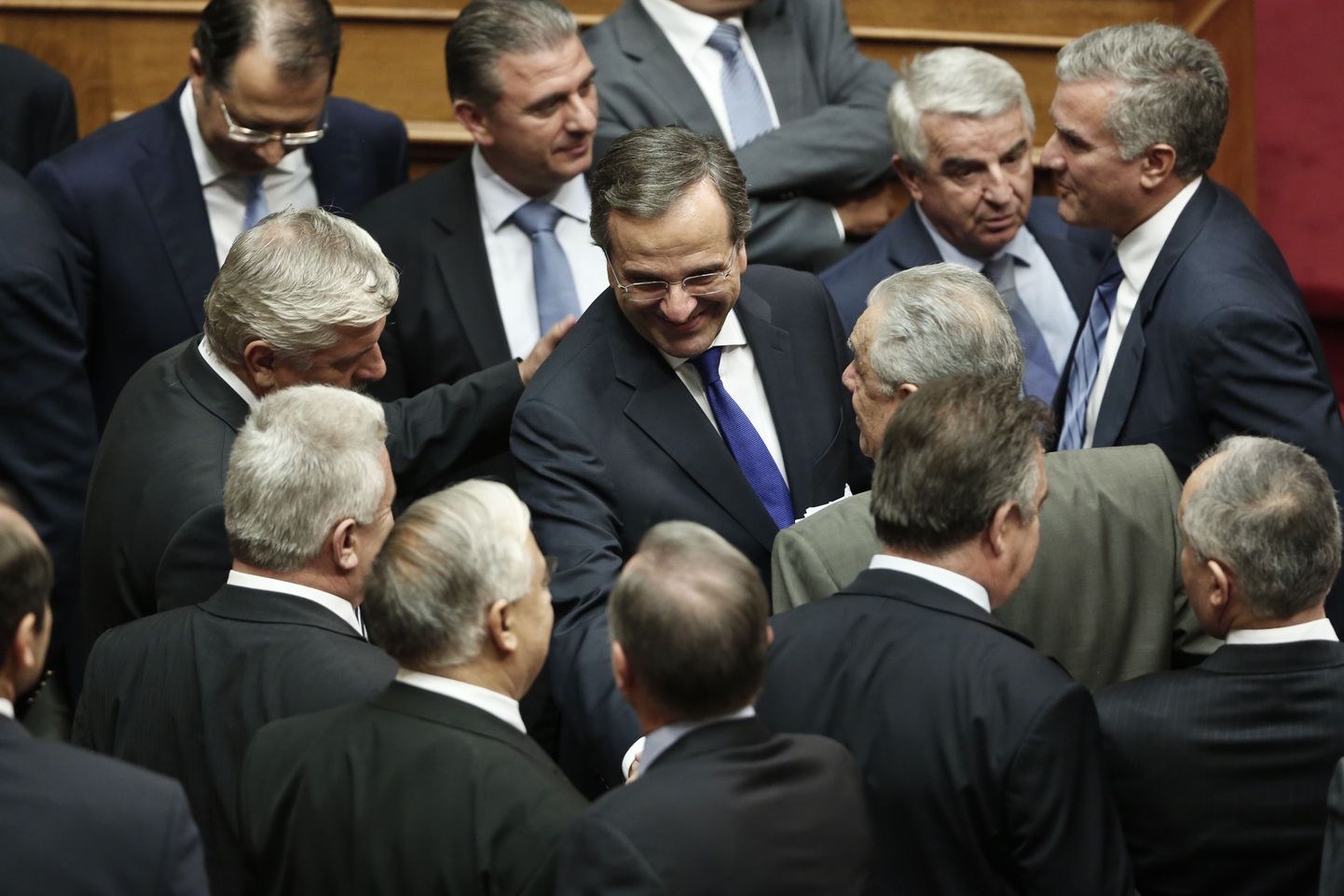 Antonis Samaras (keskel) pärast usaldushääletust.