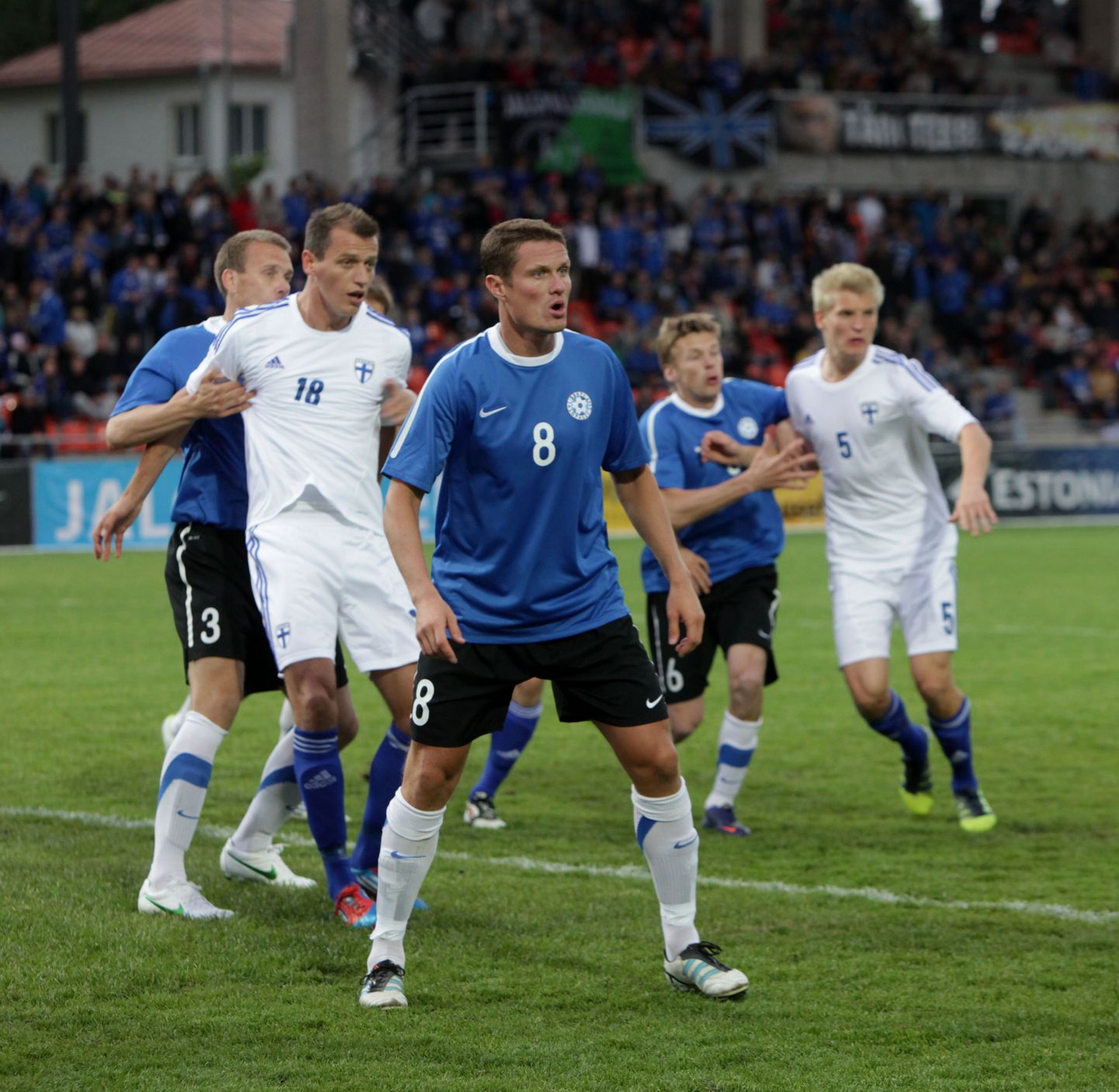 Момент матча Эстония - Финляндия.