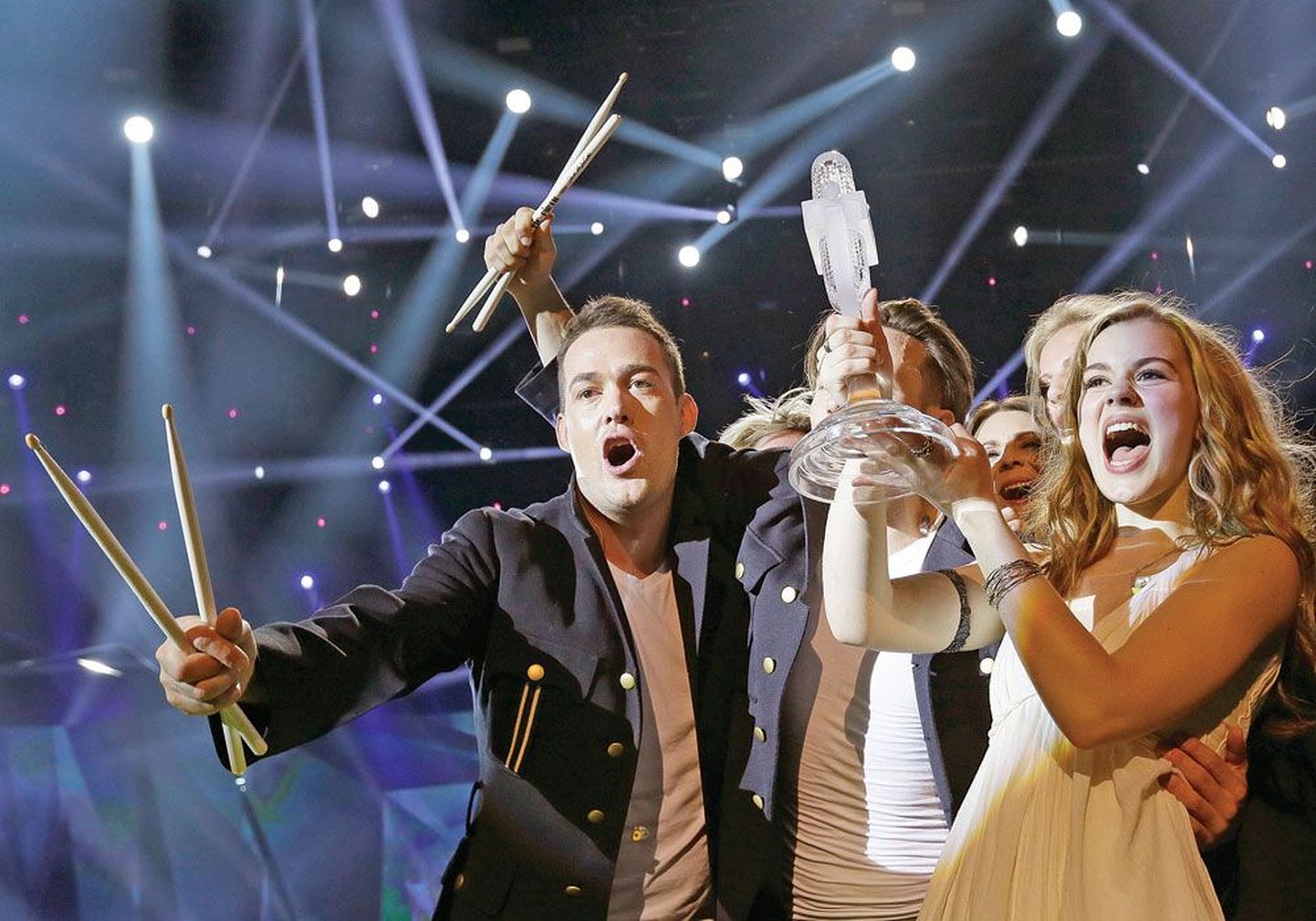 Датская певица Эммили де Форест вместе со своей командой празднует победу на "Евровидении-2013"