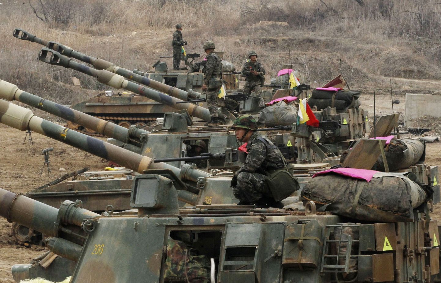 Lõuna-Korea merejalaväelased K-55 iseliikuvate haubitsate juures õppustel, et olla Panmunjomi külas valmis Põhja-Korea võimalikuks rünnakuks.