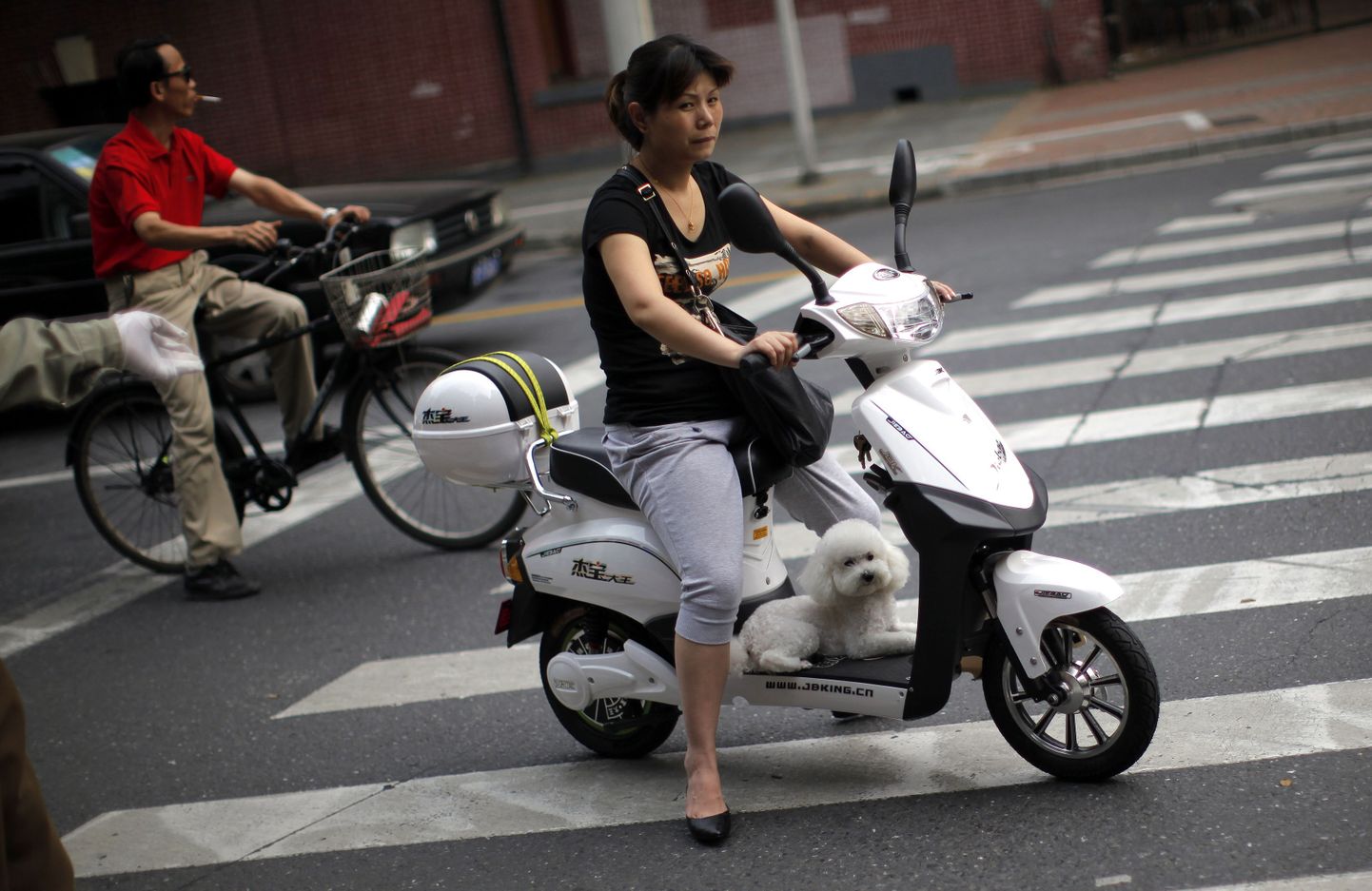 Hiinas arreteeriti naine, kes mopeediga sõites toitis last
