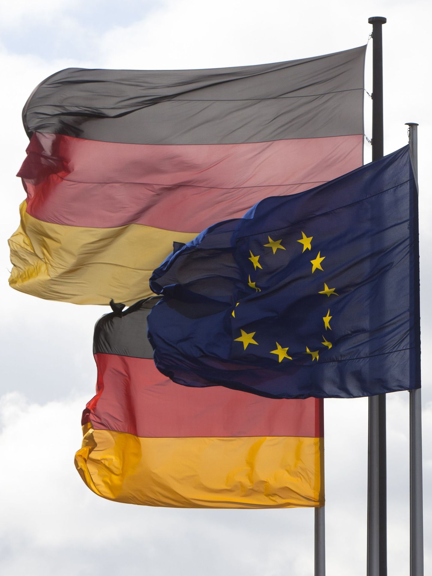 Kaks Saksa ja üks Euroopa Liidu lipp.
