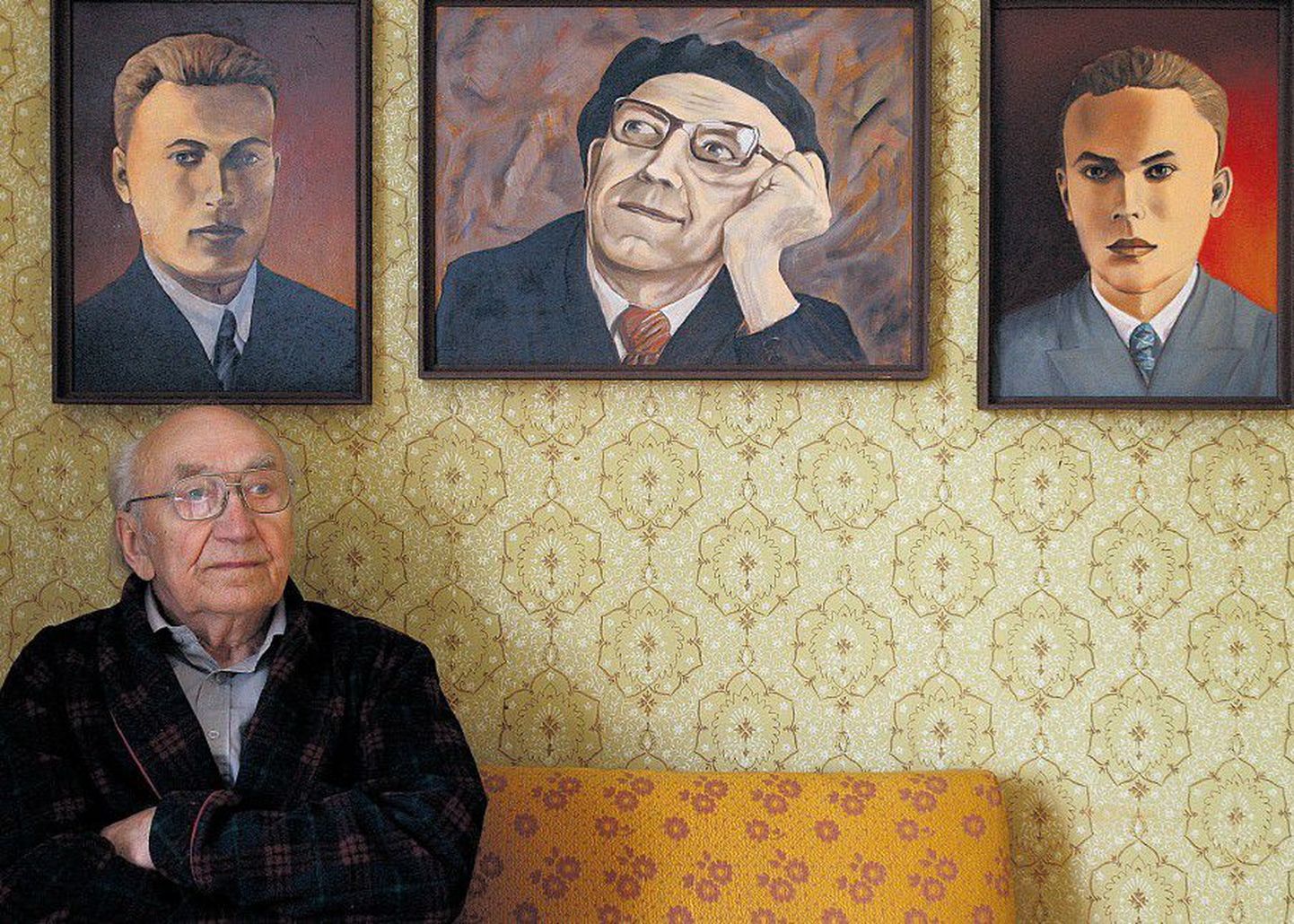Kolm portreed seinal: Martin, Sulev ja Heini. Pildid vendadest ja iseendast maalis keskmisel pildil olev vend, Sulev Otsing, kes istub diivanil.