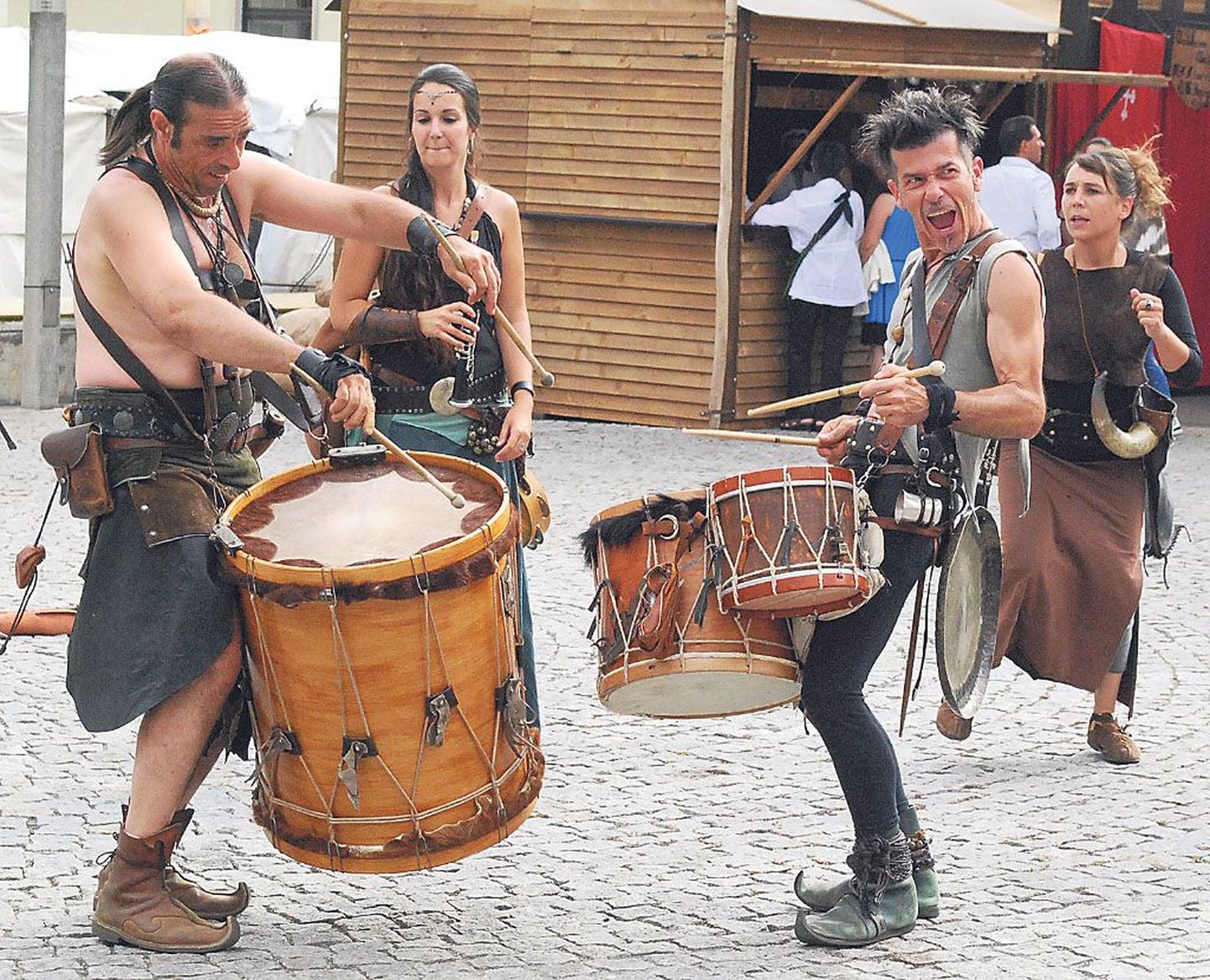 Tänavuste Pärnu hansapäevade peaesinejaks on põrgulikult äge Kataloonia jõuk Els Berros de la Corti, mis endale nime teinud mitmel mainekal festivalil üle kogu ilma.