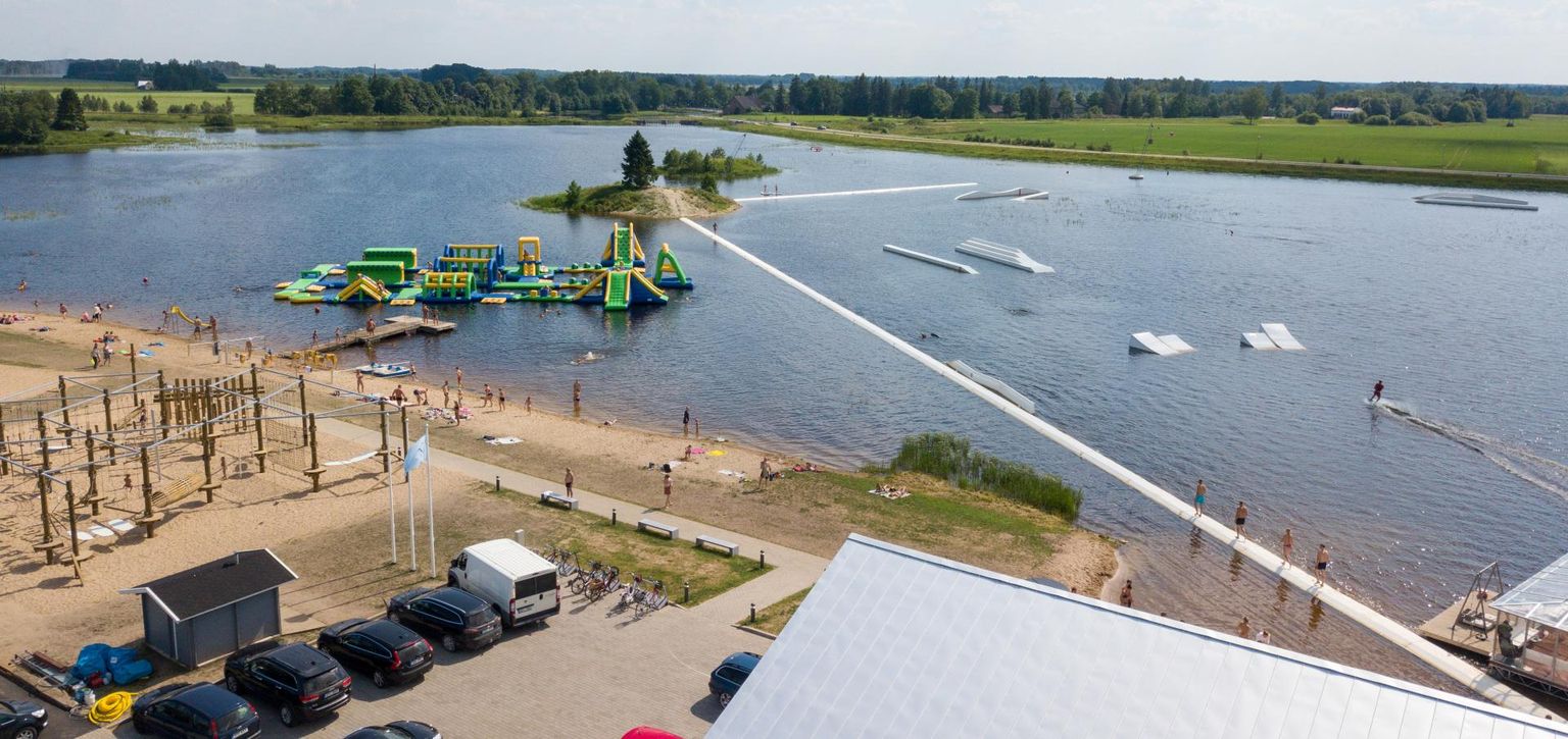 Wpark hõlmab pea kogu Kamari järve. Pool järvest on veelaudadega sõitjate käsutuses ning pool tavaliste suplejate ning kummilinna külastajate käsutuses.