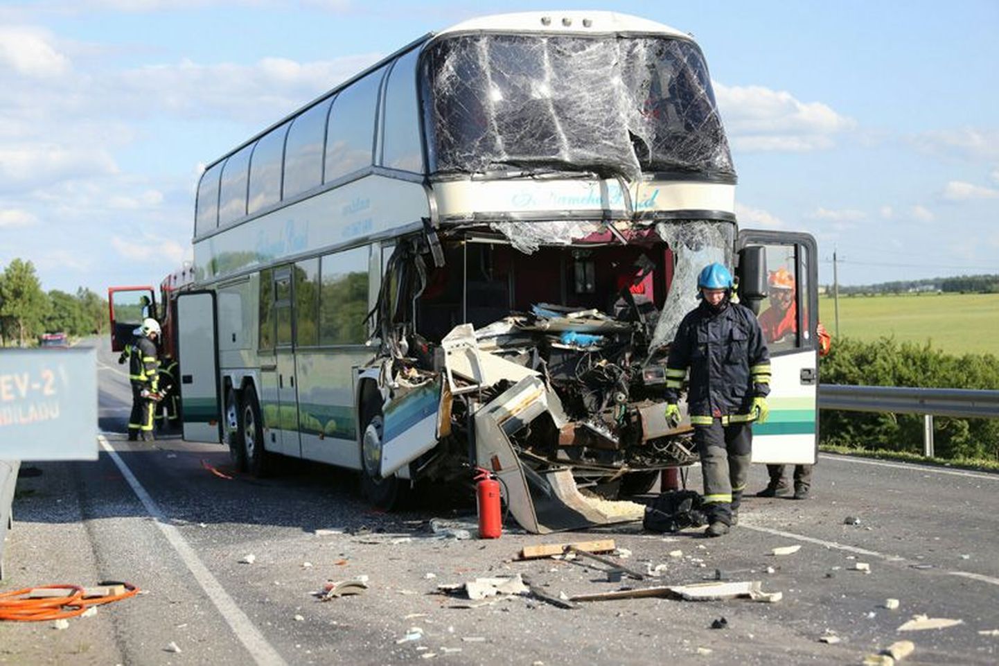 Eile õhtul juhtus avarii Tallinna-Narva maanteel remondis oleval Aluvere viaduktil, kus buss sõitis ilmselt foori taga peatunud veokile tagant sisse. Remonditööde ajaks on viaduktil liiklus muudetud ühesuunaliseks ja seda reguleeritakse valgusfooriga. Bussis peale bussijuhi kedagi ei viibinud. Bussijuht toimetati kiirabiautosse.
