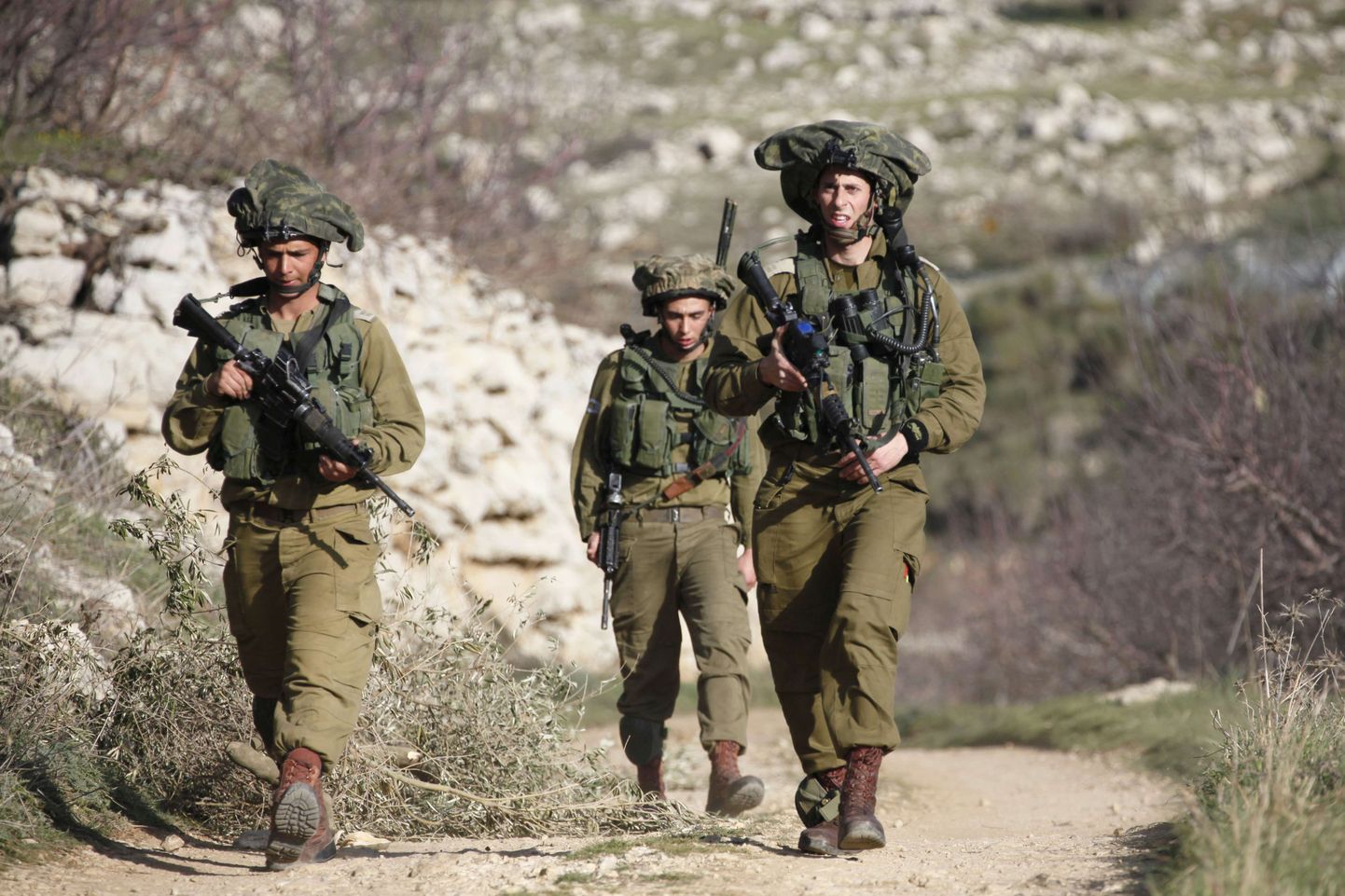 Iisraeli sõdurid Golani kõrgendikel patrullimas.