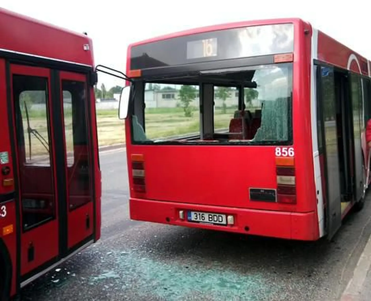 Автобус разбил зеркалом окно другого автобуса.
