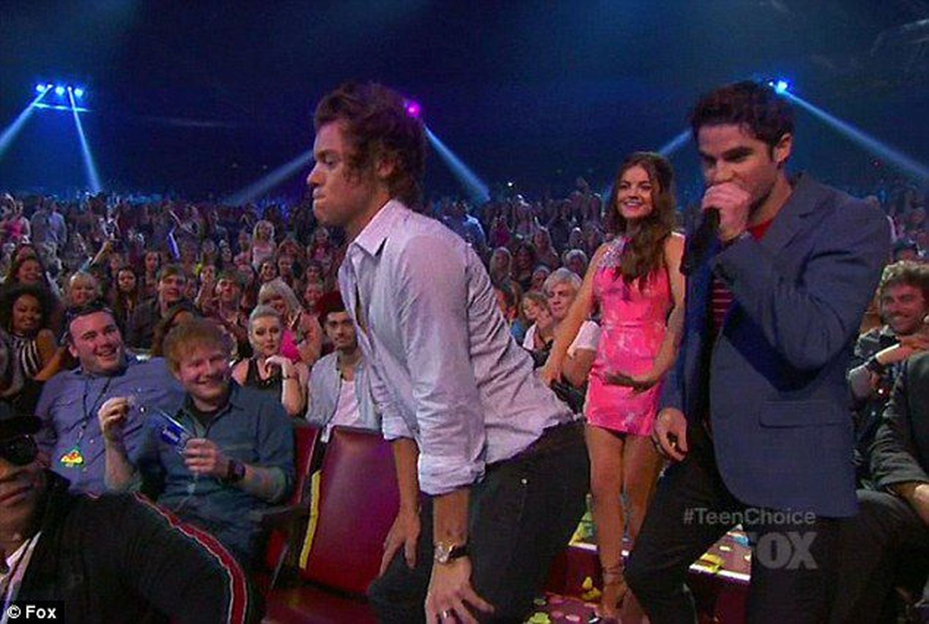 Harry Styles puusnõkse näitamas.