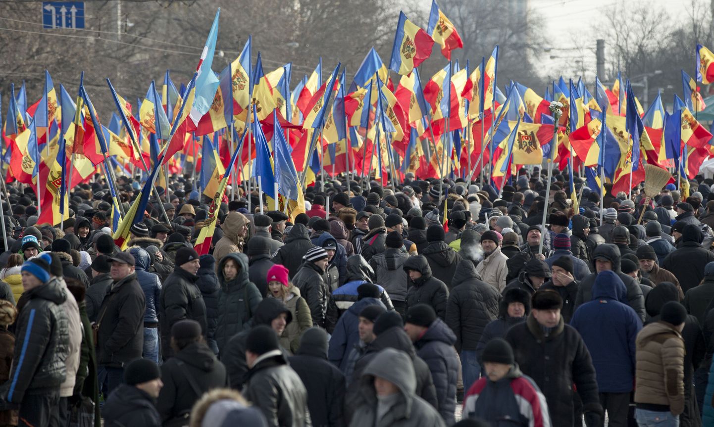 Inimesed Moldova lippudega