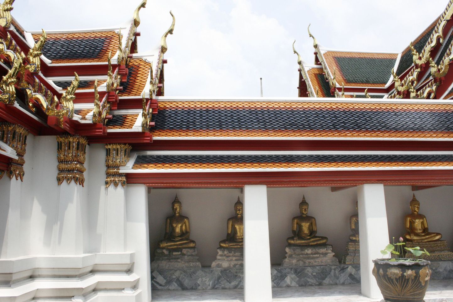 Nurgake Wat Pho templist ja mõned lugematutest buda kujudest, kes kõikjal müstilise muigega külalisi jälgivad.