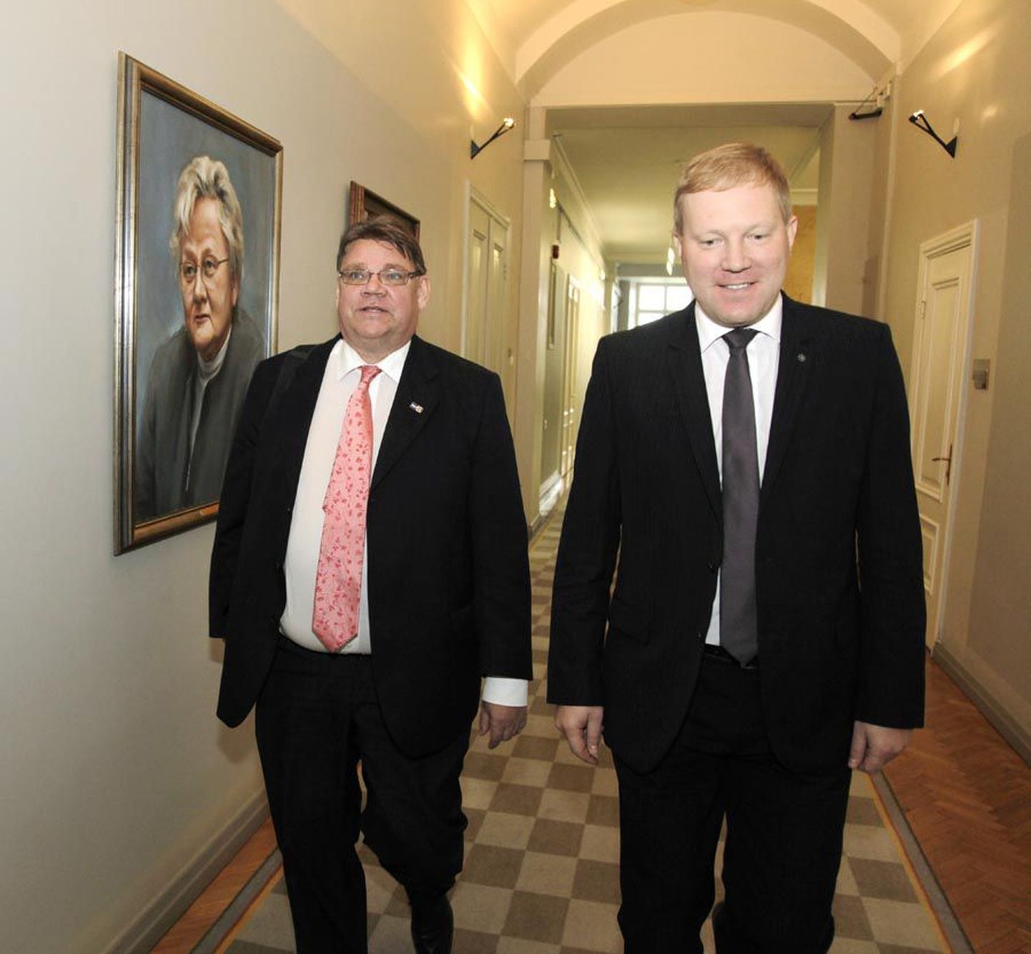Soome parlamendi väliskomisjoni esimees Timo Soini (vasakul) eile riigikogus oma Eesti ametivenna Marko Mihkelsoniga.