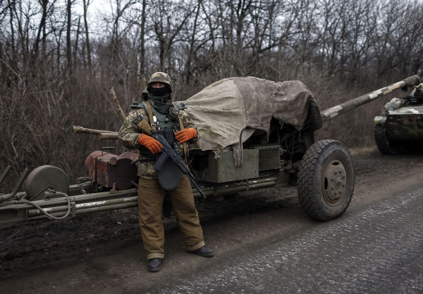 Украинский солдат на фоне военной техники.