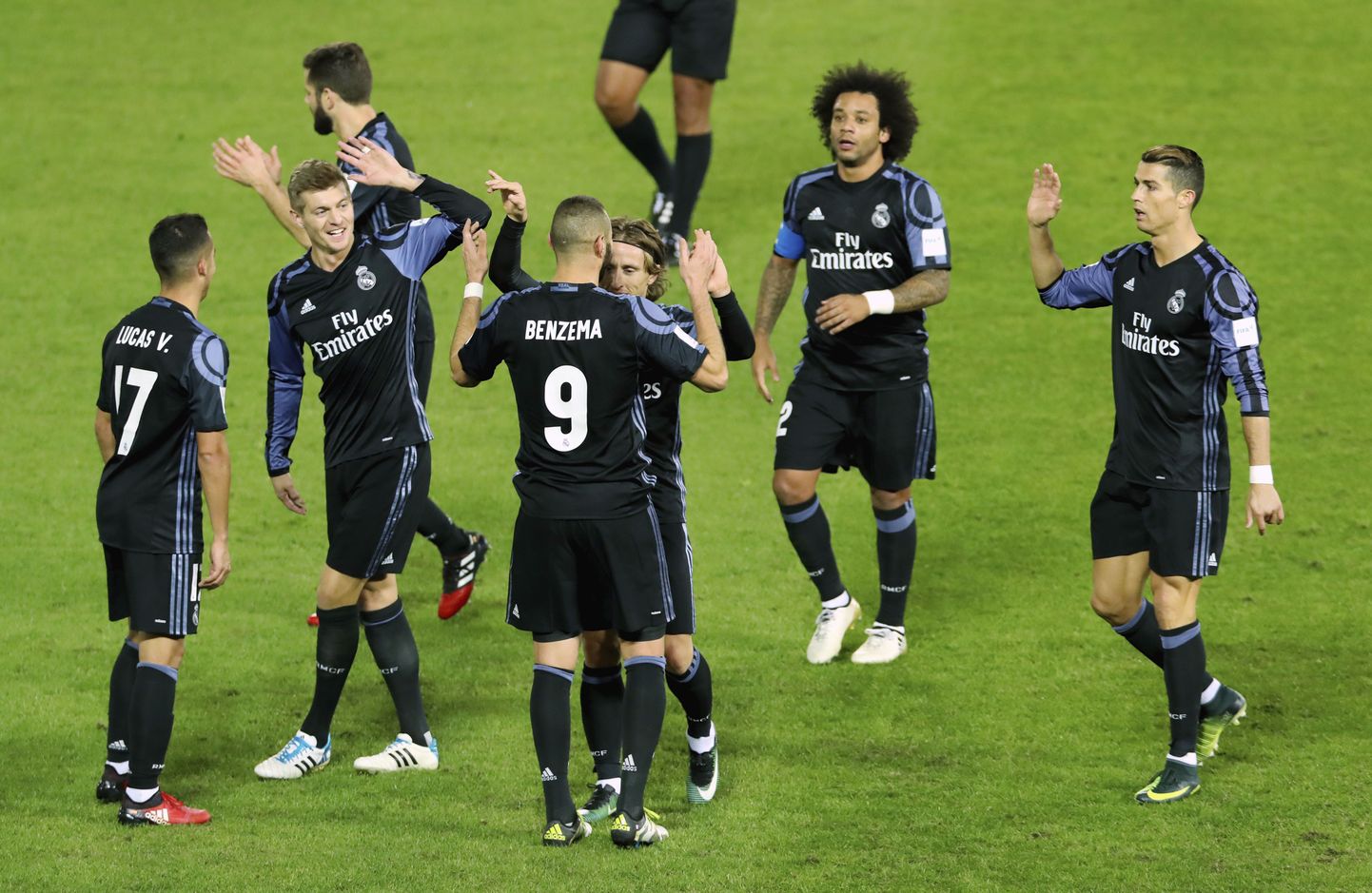 Madridi Reali mängijad tähistamas Karim Benzema väravat.