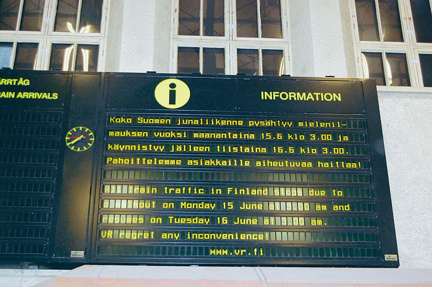 Tabloo Helsingi raudteejaamas, mis teatas, et 15. juunil Soomes rongiga sõita ei saa.