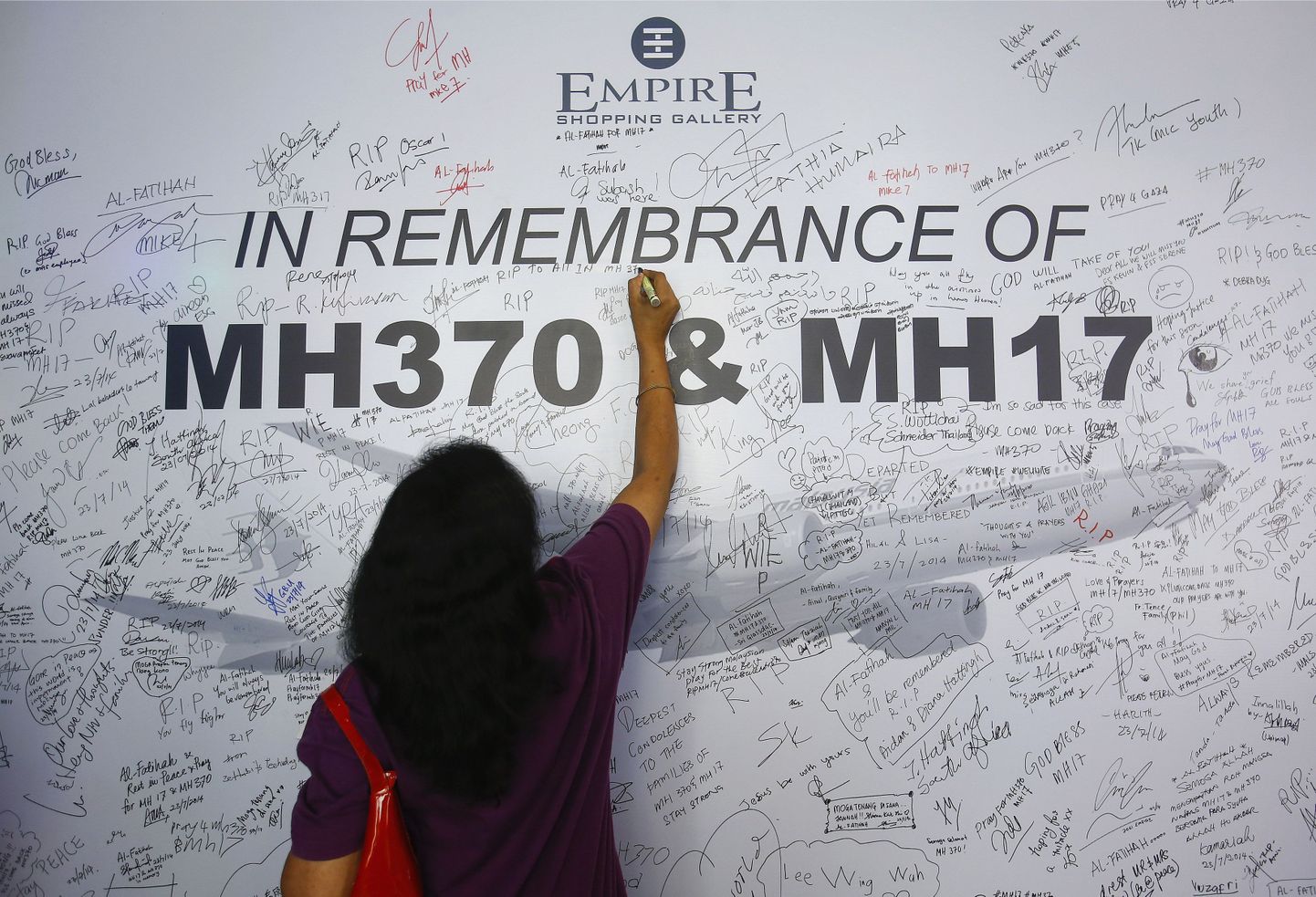 Malaysia Airlinesi lennu MH370 mälestustahvel Kuala Lumpuri lennujaamas, kuhu saab kirjutada kaastundeavalduse