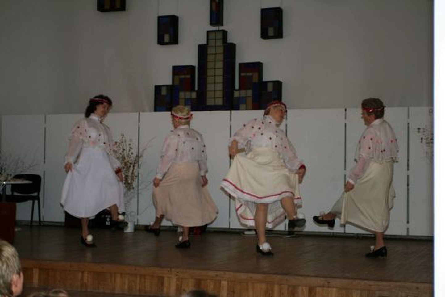 Peo alustuseks tantsisid klubi liikmed mitu tantsu.