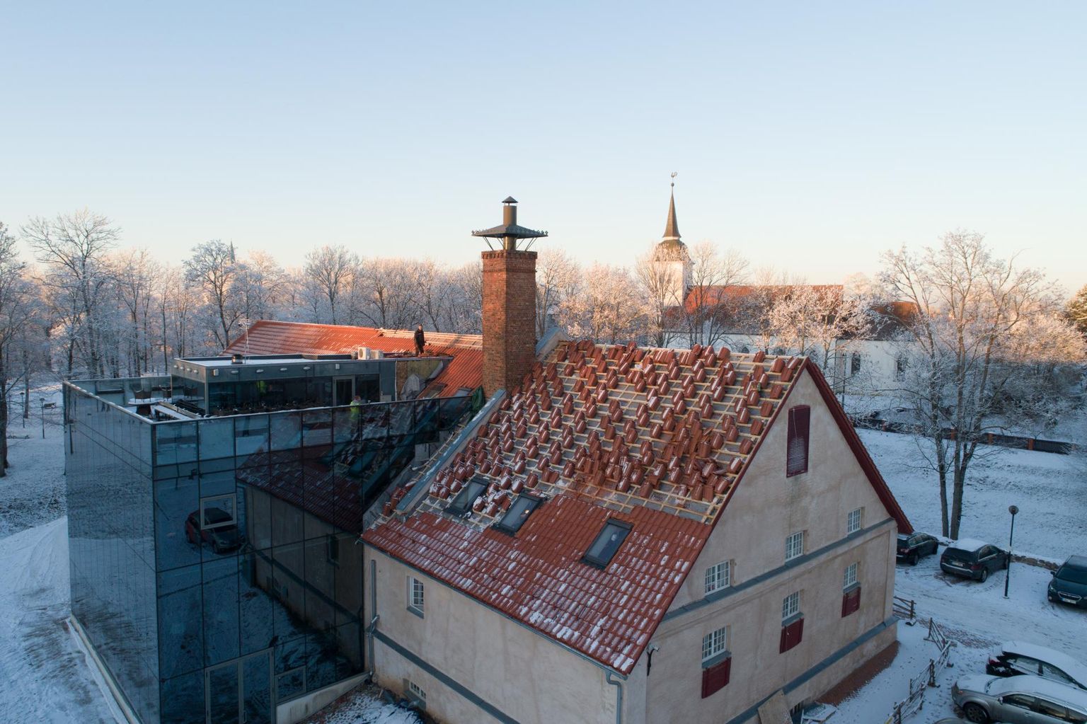Kolmapäeva pärastlõunal polnud veel kõik kivid aida katusel paika saanud. Samal ajal lootis pärimusmuusika keskuse juht, et uueks nädalaks on töö valmis.