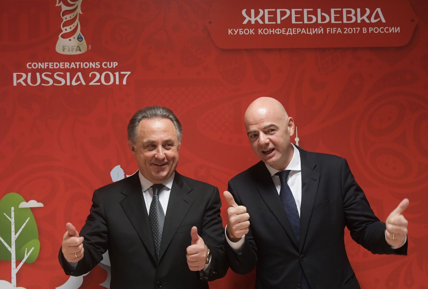 Venemaa asepeaminister ja Venemaa JAlgpalli Liidu president Vitali Mutko ja FIFA president Gianni Infantino Konföderatsioonide karikaturniiri loosimisel koos rõõmustamas.