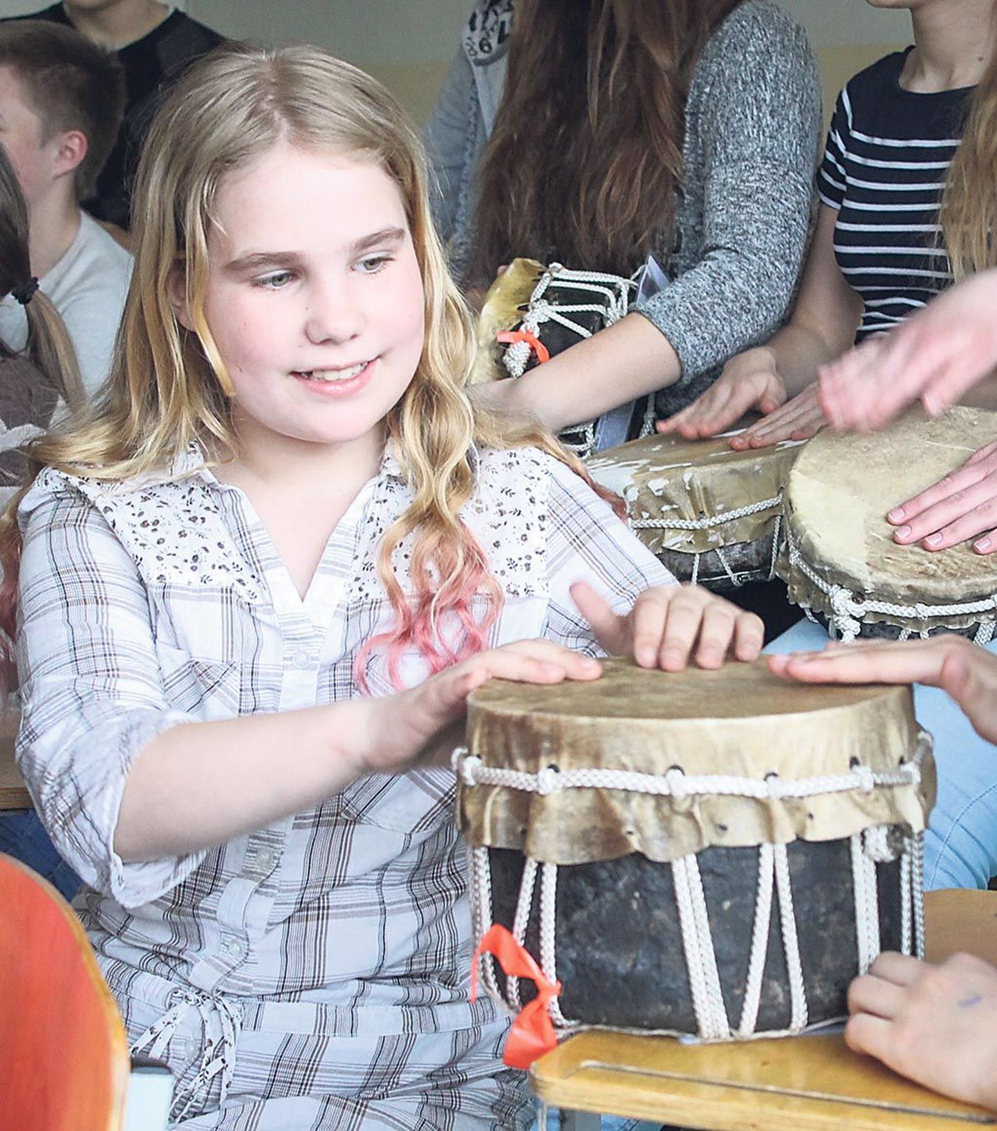Pildil musitseerivad rütmipillidel Pärnu Rääma põhikooli õpilased Viise koorist ja ansamblist Roziin.