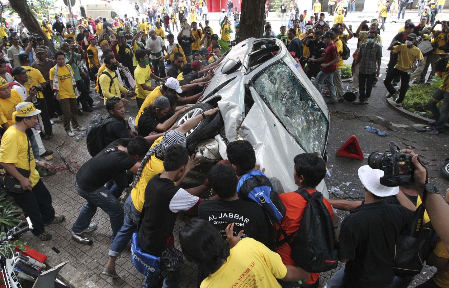 Meeleavaldajad pöörasid täna Kuala Lumpuris politseiauto kummuli.