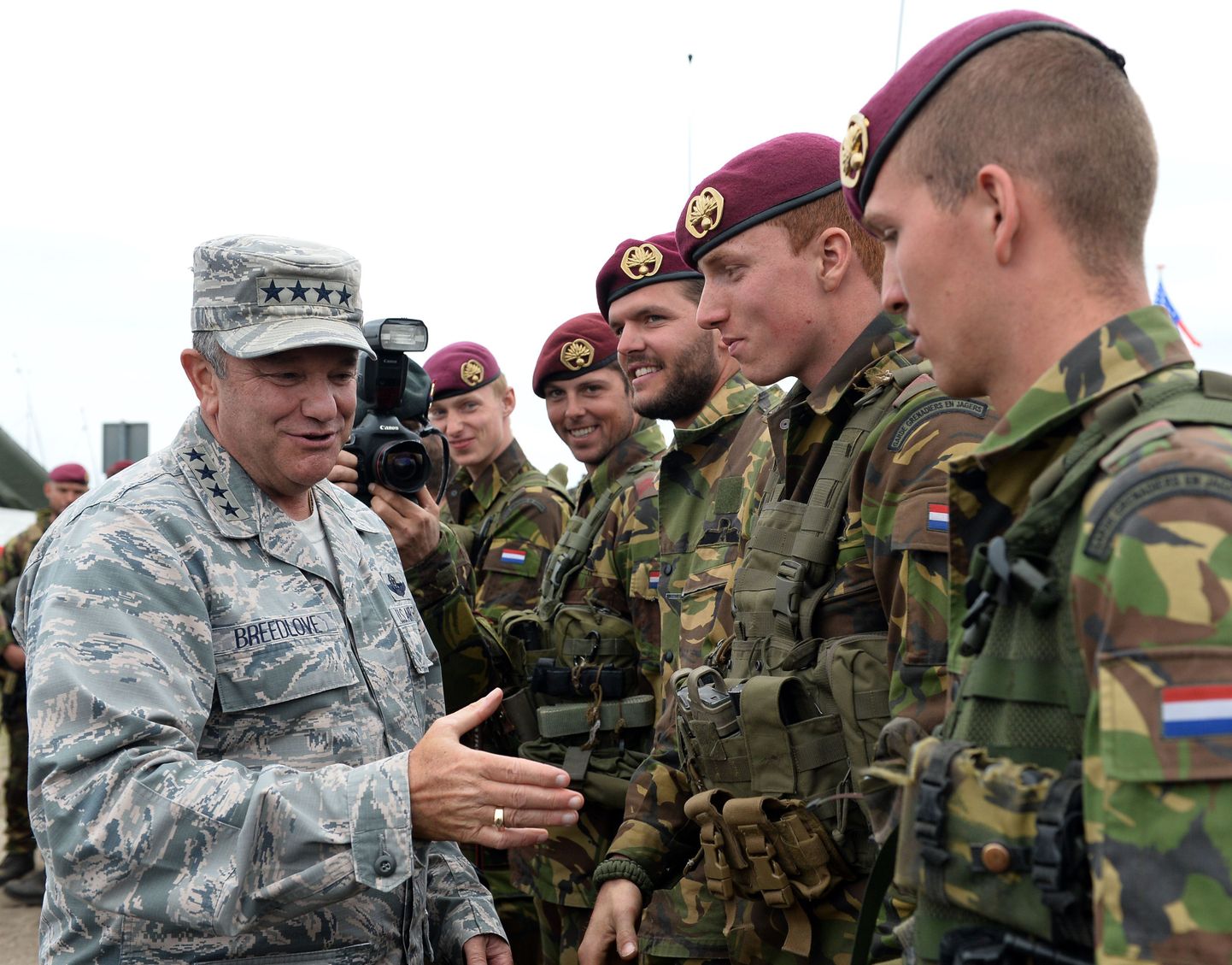 NATO Euroopa vägede ülemjuhataja kindral Philip Breedlove mullu suvel Poolas Zaganis Hollandi sõduritega vestlemas.