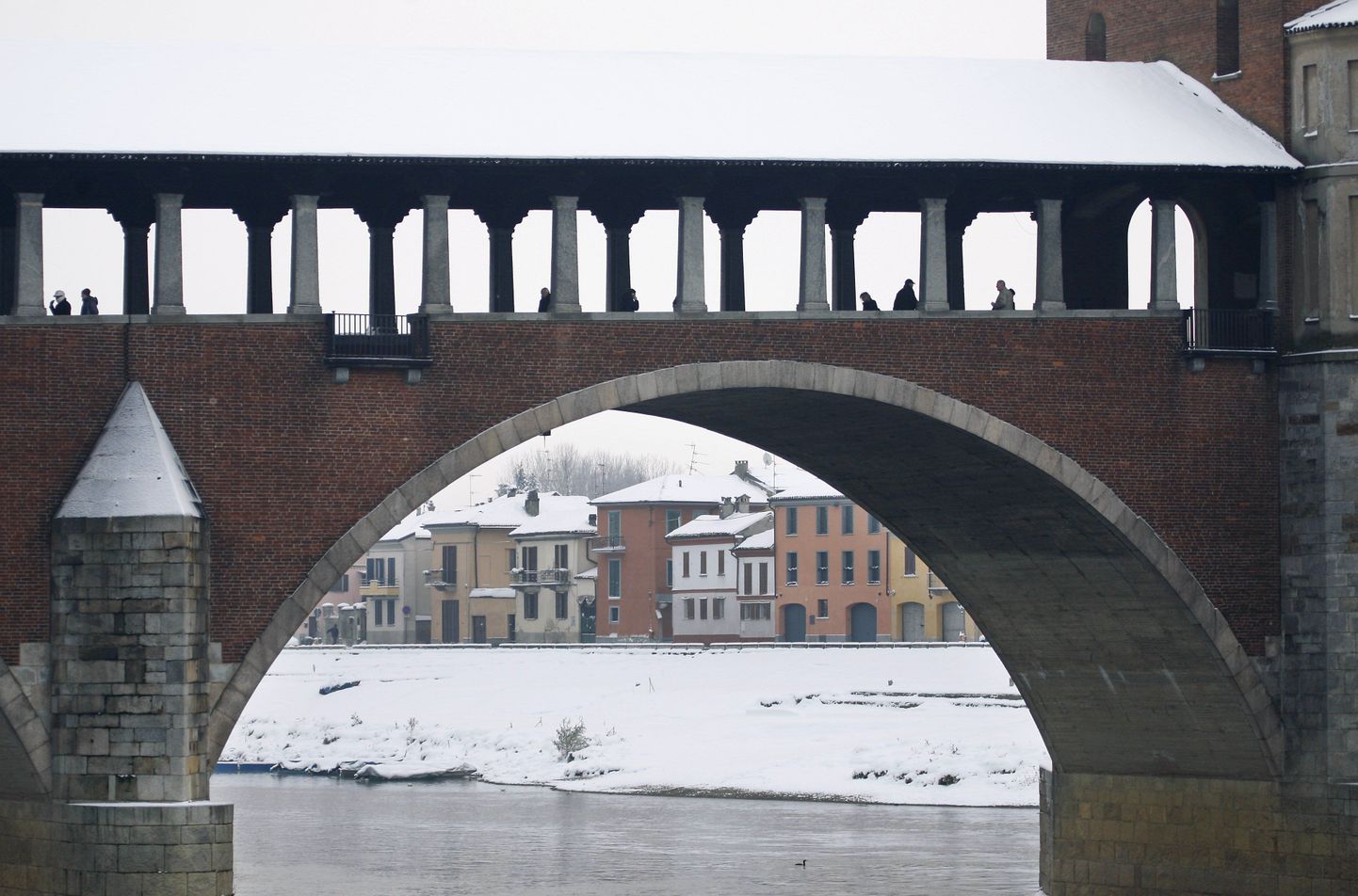 Ponte Coperto sild Ticino jõel lumises Itaalias.