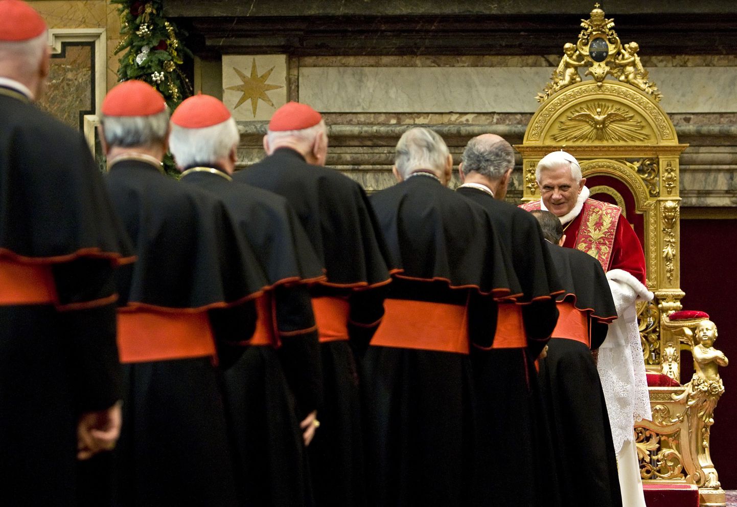 Paavst Benedictus XVI kardinale kätlemas