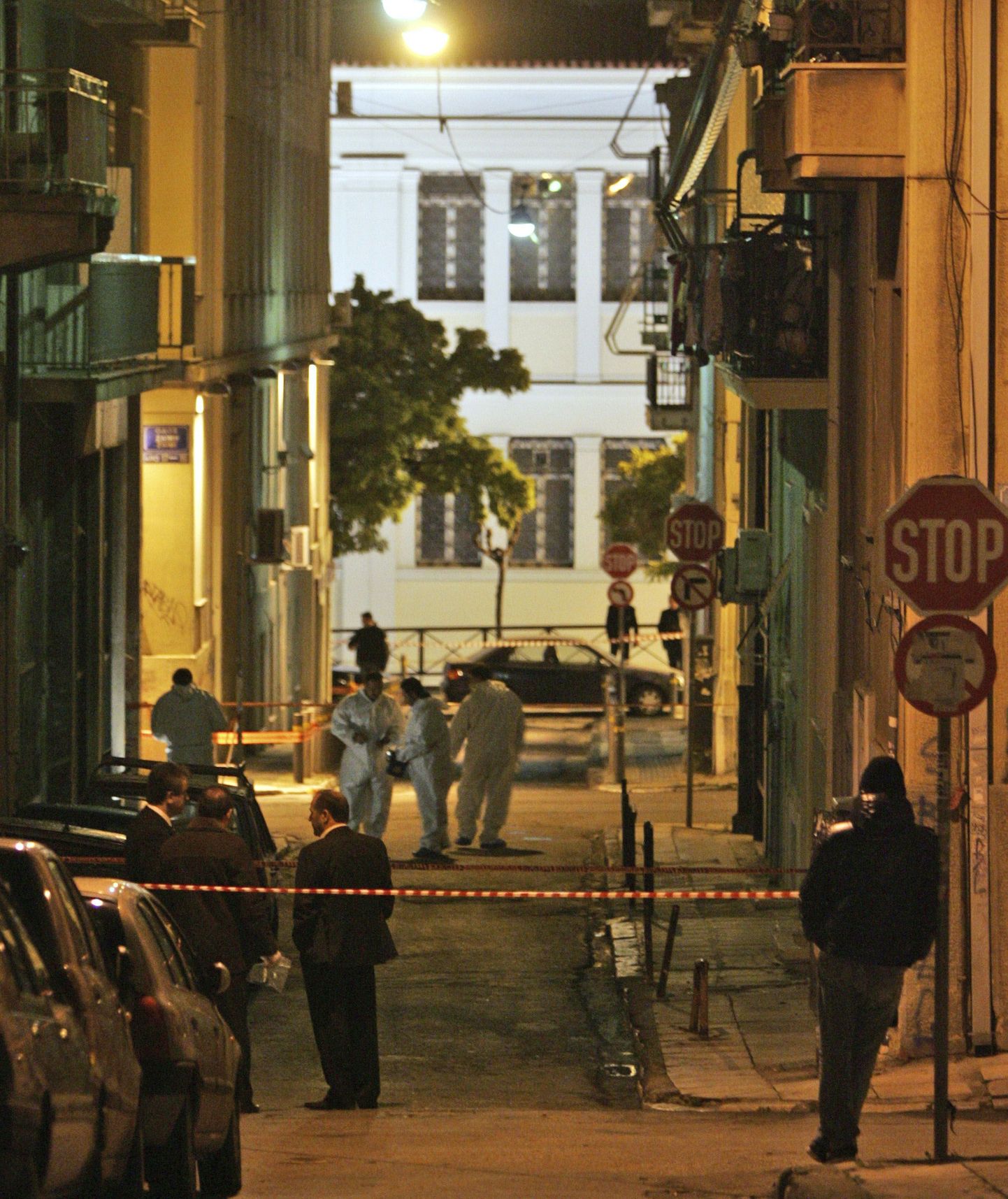 Kohtumeditsiinieksperdid uurivad Ateenas paika, kus varahommikul rünnati politseinikke.
