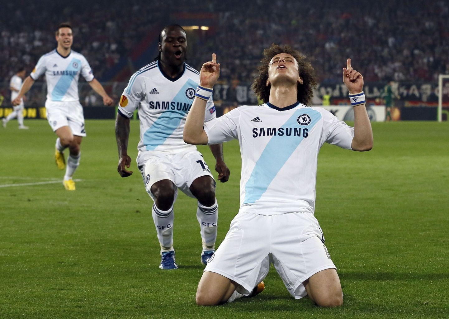 David Luiz võiduväravat tähistamas