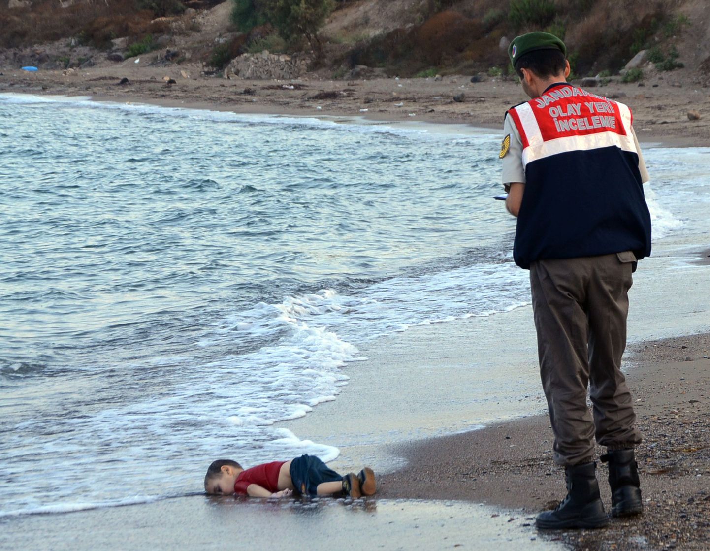Omamoodi ikooniks saanud foto Türgi piirivalvurist rannale uhutud väikese Aylan Kurdi laiba juures.