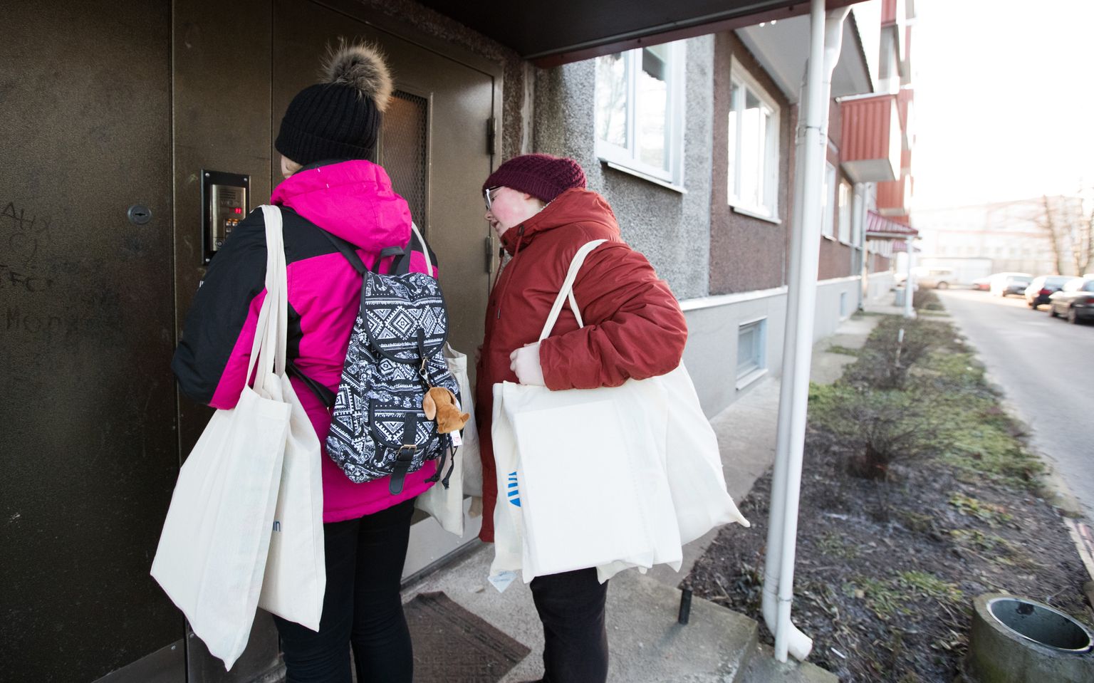Üksikutele vanuritele jagatakse abipakke.