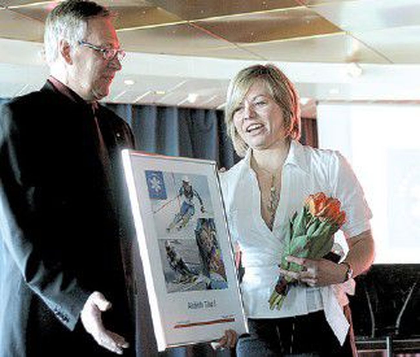Горнолыжница Тийу Нурмберг объявила о завершении своей профессиональной карьеры и получила памятный диплом из рук президента Эстонского лыжного союза Тоомаса Сави.