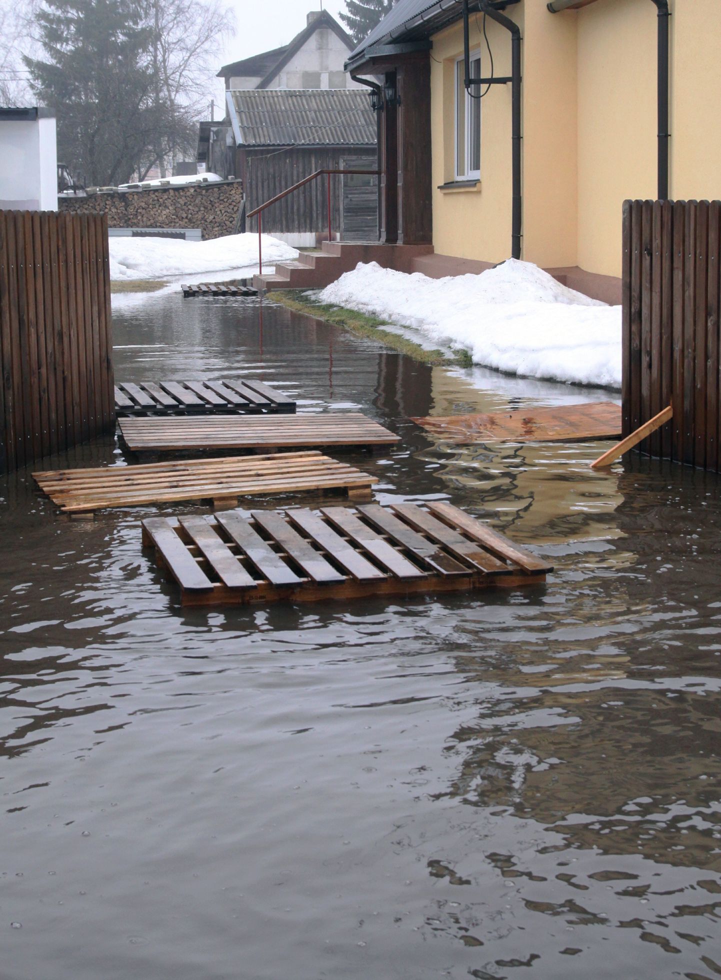 Kevadine suurvesi Pärnus Turu tänaval.