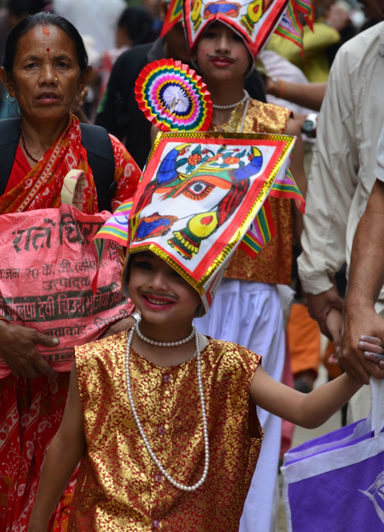 Traditsioonilisse lehmakostüümi riietatud poiss Gai Jatra festivalil.