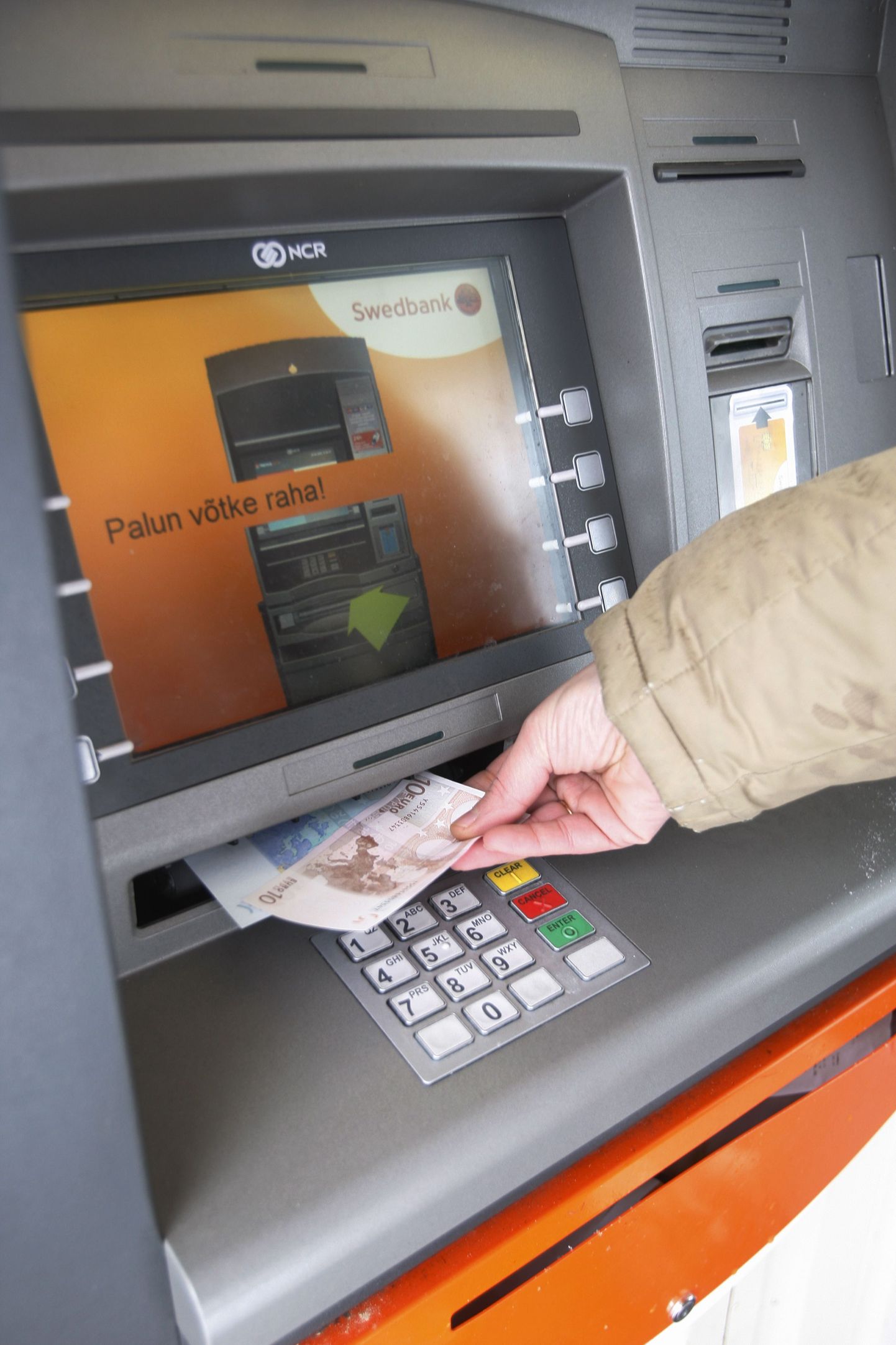 Swedbanki sularahaautomaat.