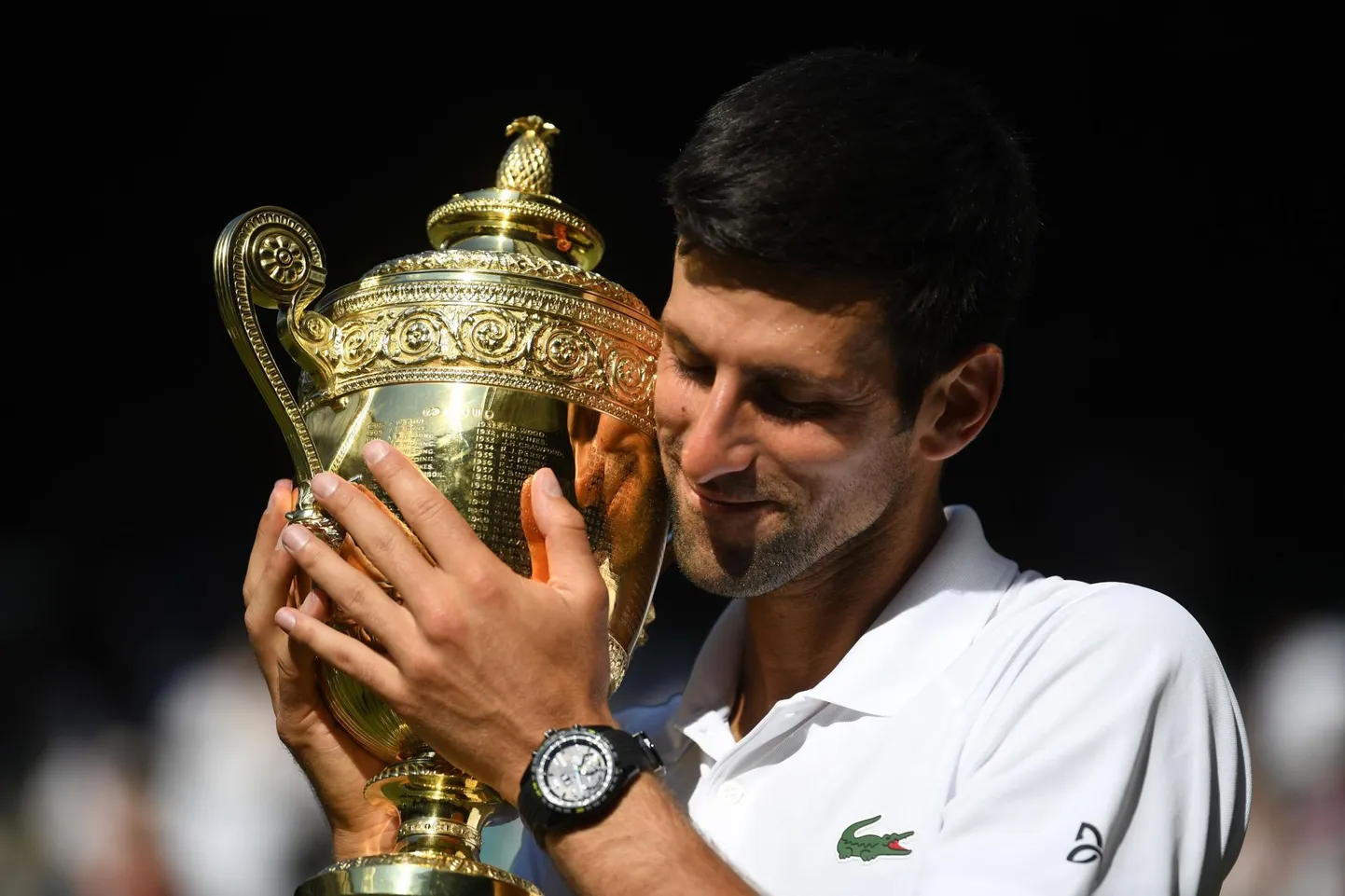 Novak Djokovic embab karjääri neljandat Wimbledoni võidutrofeed. Lapsena meeldis talle neid ise erinevatest materjalidest meisterdada. 