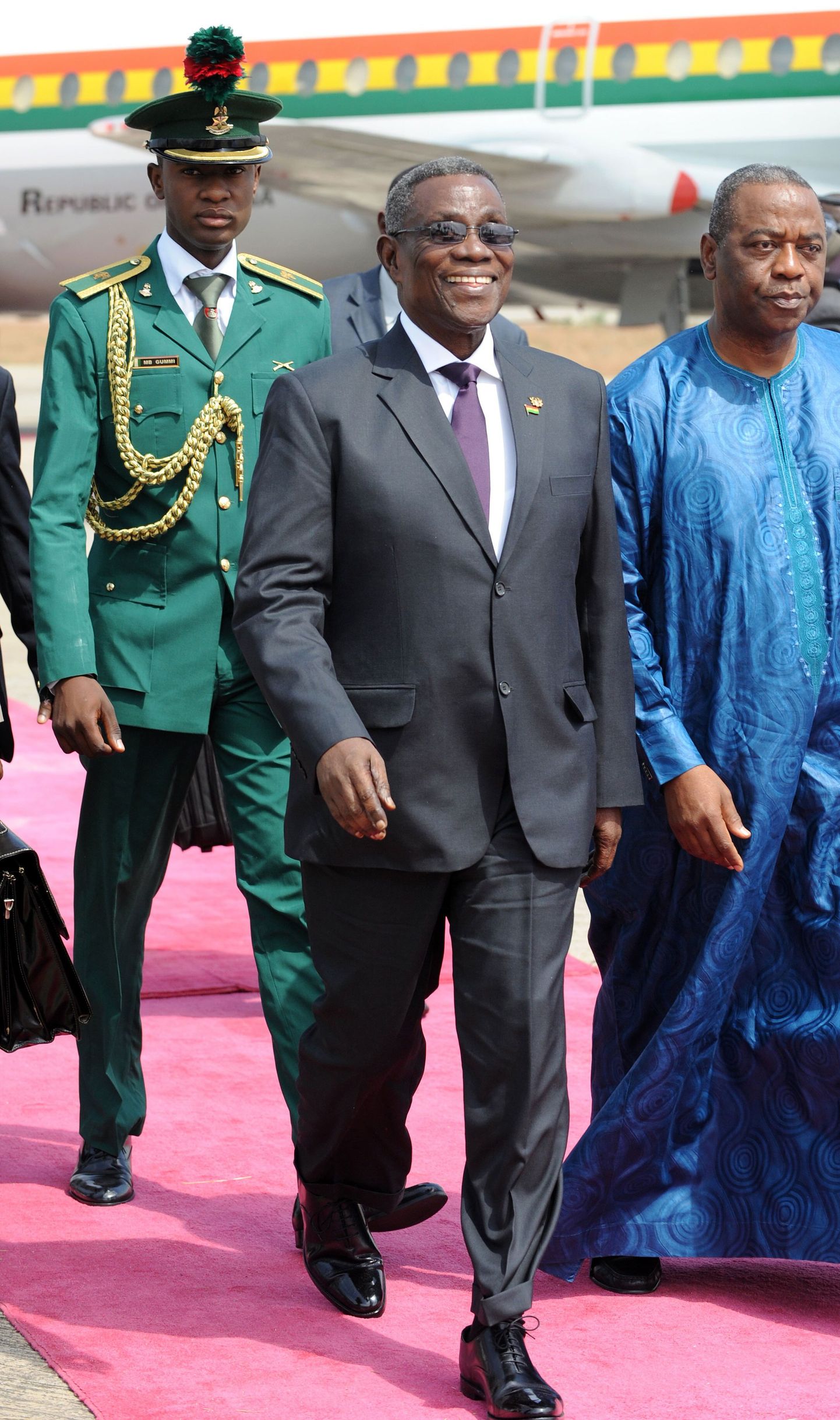 Ghana president John Atta Mills (keskel).