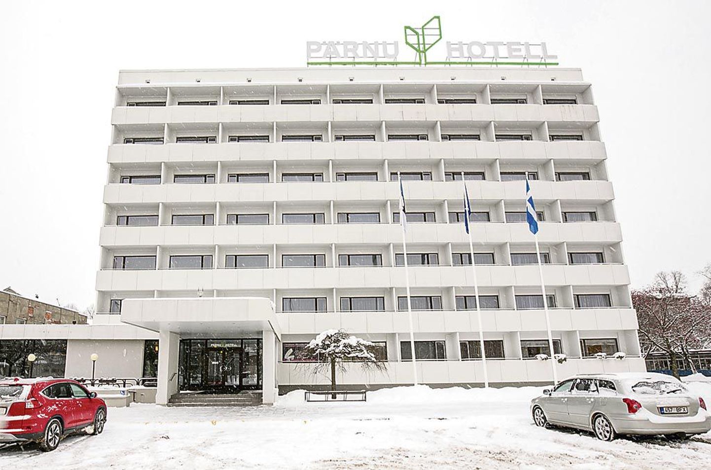 Hotell Pärnu on viimastel aastatel teinud muudatusi kuvandis, teeninud kasumit ja uuendanud ruume. Edu taga on vanade äripartnerite tüli, mille käigus on üks omanikest hotelli teise käest ära võtnud.