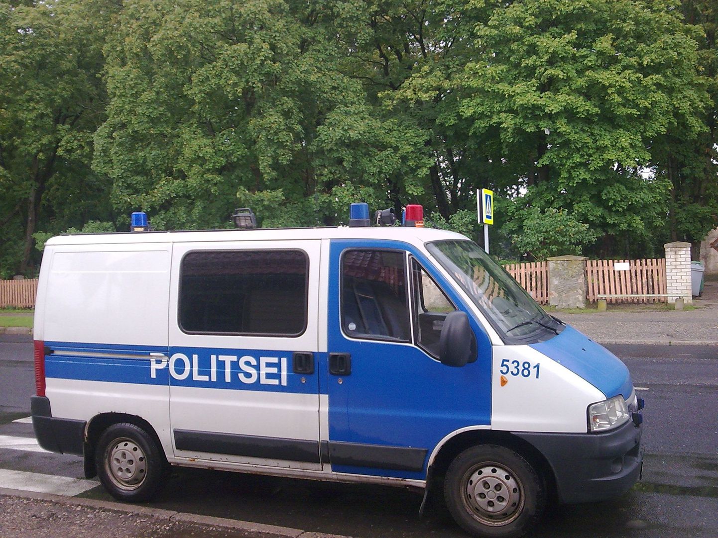 Pärnus Haapsalu maanteel vöötrajale pargitud politseiauto.