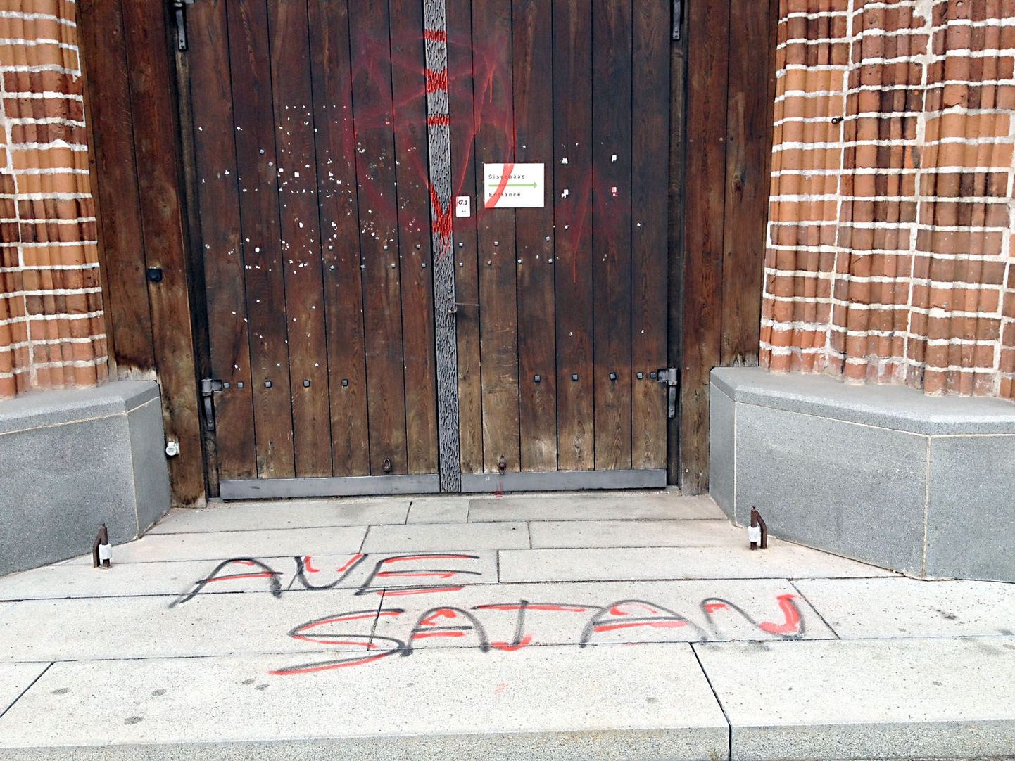 Ööl vastu 23. novembrit soditi Tartu Jaani kiriku uksele ja trepiesisele satanistlikke sümboleid.