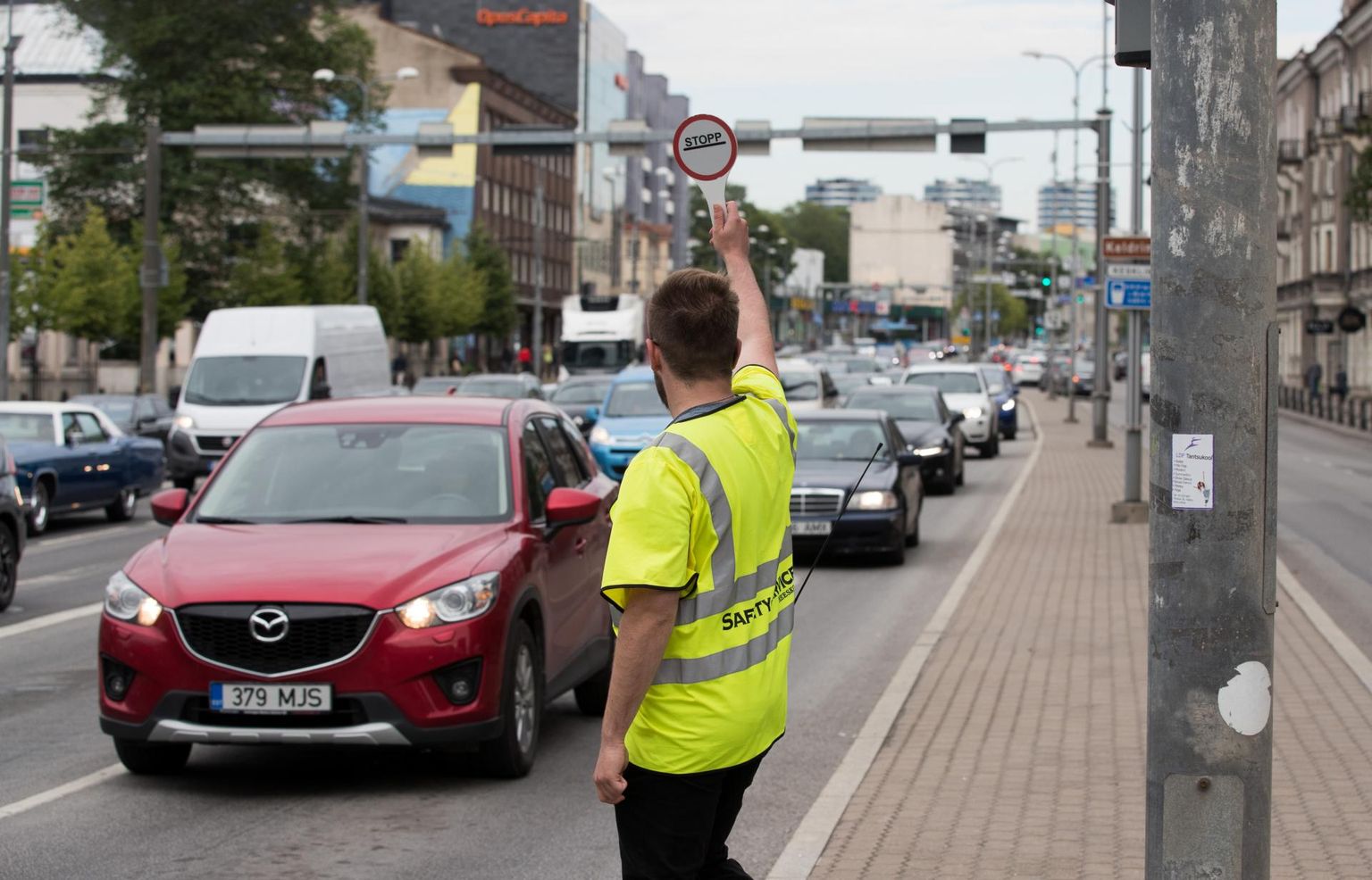 Järgmisel nädalal korraldavad Pärnus Tallinna maantee ristmikul liiklust reguleerijad. Foto on illustreeriv