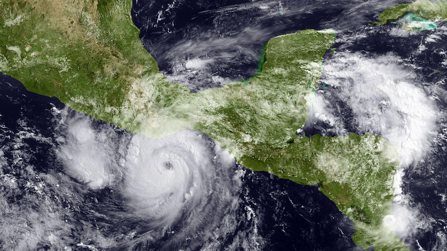 Satelliitfoto orkaanist Carlotta, mis on jõudnud Mehhiko rannikule.