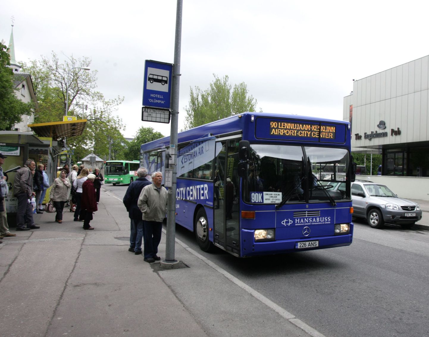 Buss nr 90K Hotell Olümpia peatuses.