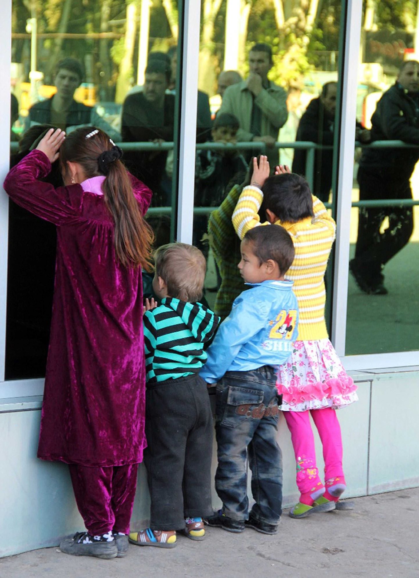 Venemaal töötava tadžikkide lapsed Dušanbe lennuväljal vanemaid koju ootamas.