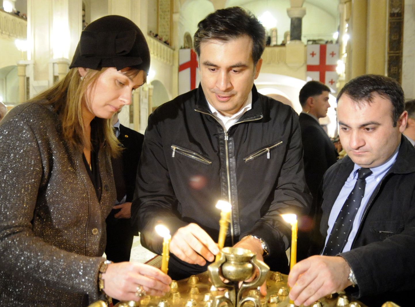 Mihhail Saakašvili (keskel) koos abikaasa Sandra Roelofsiga eile õigeusu lihavõttepühade jumalateenistusel Thbilisis.
