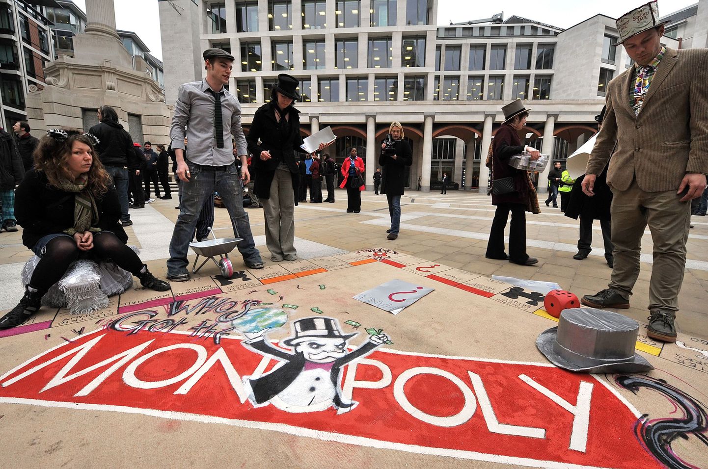 Meeleavaldajad täna hommikul Londoni börsihoone ees monopoli mängimas.