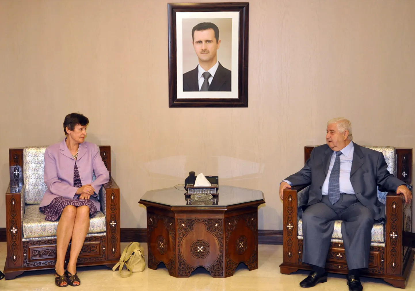 ÜRO desarmeerimiskomisjoni juht Angela Kane (vasakul) ja Süüria asepeaminister Walid al-Moallem.