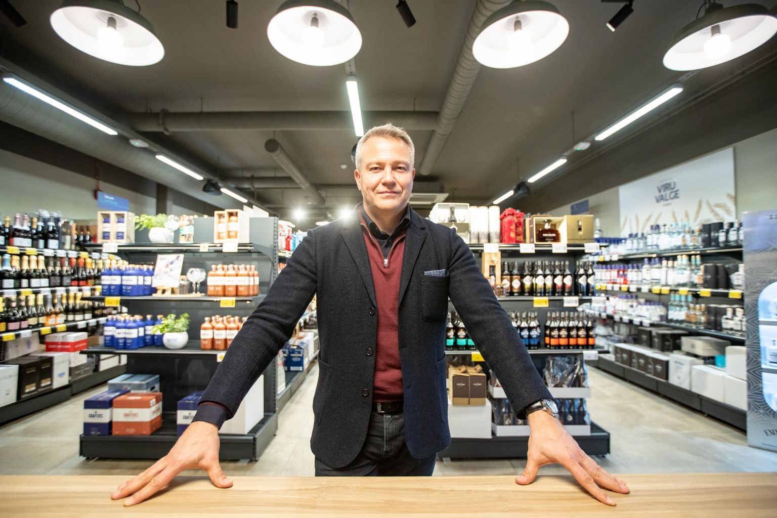 Liviko juht Janek Kalvi: «Üldistada siin ei tahaks, aga suur hulk inimesi, kes ostab kriisi puhul varuks tikke, konserve, miskipärast ka WC-paberit, lisasid sellesse komplekti pudeli viina.»