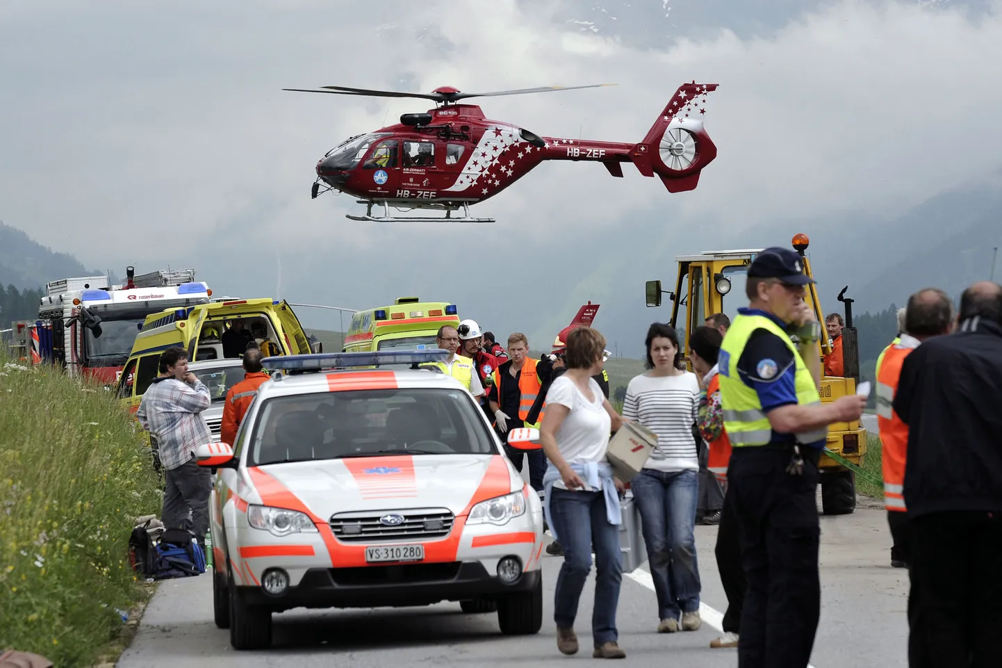 Šveitsi päästjad ja politsei. Pilt pole seotud tänase õnnetusega, vaid on tehtud juunikuise bussiõnnetuse ajal.